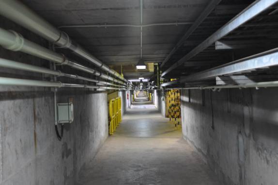 Corredor com mais de um quilômetro dentro das instalações da Usina de Itaipu, em Foz do Iguaçu, fronteira de Brasil e Paraguai